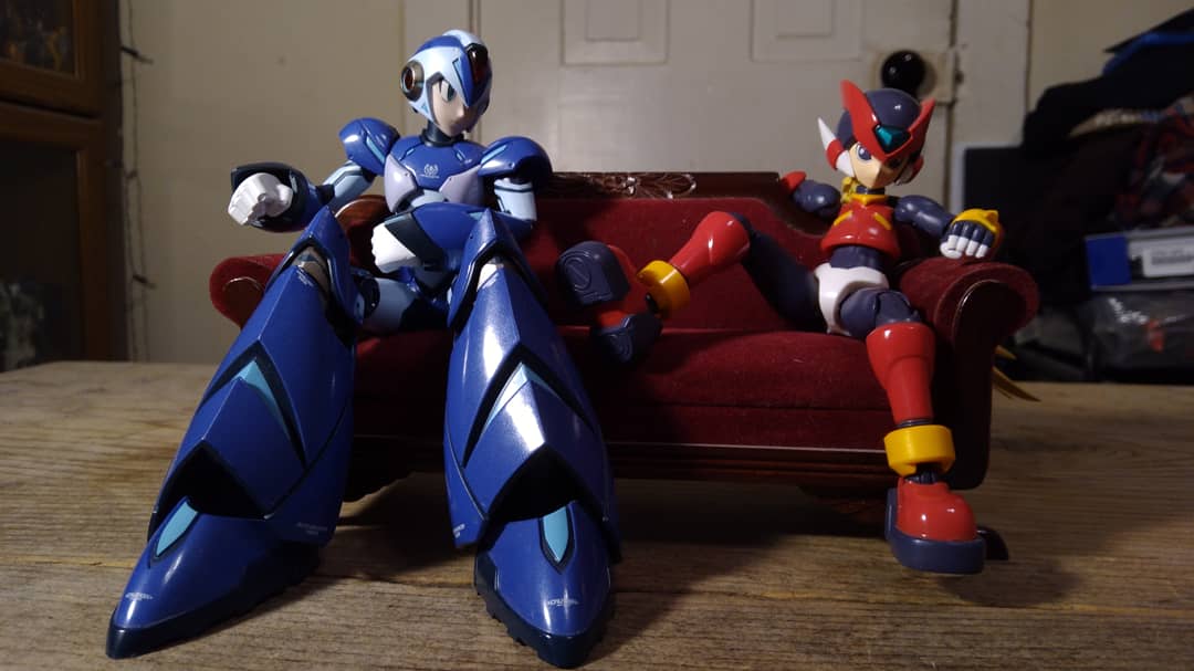 DevasiaMentali1's tweet photo. I imagine Zero would be "that" guy when it comes to the couch... and X, being the nice guy he is, will let him. #megaman #Zero #figuarts #truforce https://t.co/cTcZSmqJfz