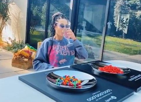 taesoothe's tweet photo. Dynamite can potentially hit 1 billion streams on Spotify by mid next month

Prioritize Dynamite among your playlist fillers https://t.co/qGJQMhDkPo