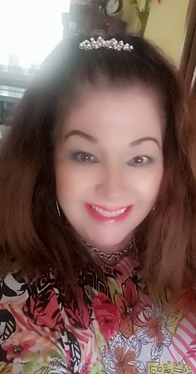 NilAzul's tweet photo. Llegas a mi vida 
con esa mirada tibia
que me arropa el alma.

Con esa voz tan suave
como arrullo de olas
de la mar en calma...

Llegas a mi vida
dibujando sonrisas, 
pintando de azules
mi horizonte... 
Bienvenido.

    Nila Navarro
#DeMisAzules 💙 https://t.co/A29sDmKgvU