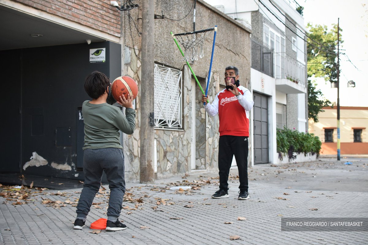 ReggiardoFranco's tweet photo. 📸🏀 Freddy, el profe de @EcheBasquet que lleva el básquet a las casas de sus alumnos ante el cierre de los clubes. ¡Un gran ejemplo! 👏
Lee la nota en @SantaFeBasket 

👉https://t.co/cpfRvPY8wp https://t.co/fuj2LaHmOC