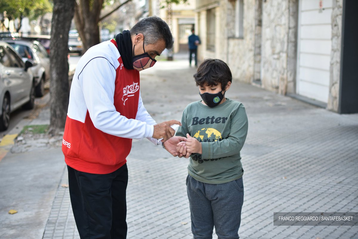 📸🏀 Freddy, el profe de <a href="/EcheBasquet/">Echesortu Basquet</a> que lleva el básquet a las casas de sus alumnos ante el cierre de los clubes. ¡Un gran ejemplo! 👏
Lee la nota en <a href="/SantaFeBasket/">SANTA FE BASKET | SFB</a> 

👉santafebasket.com.ar/la-peregrinaci…