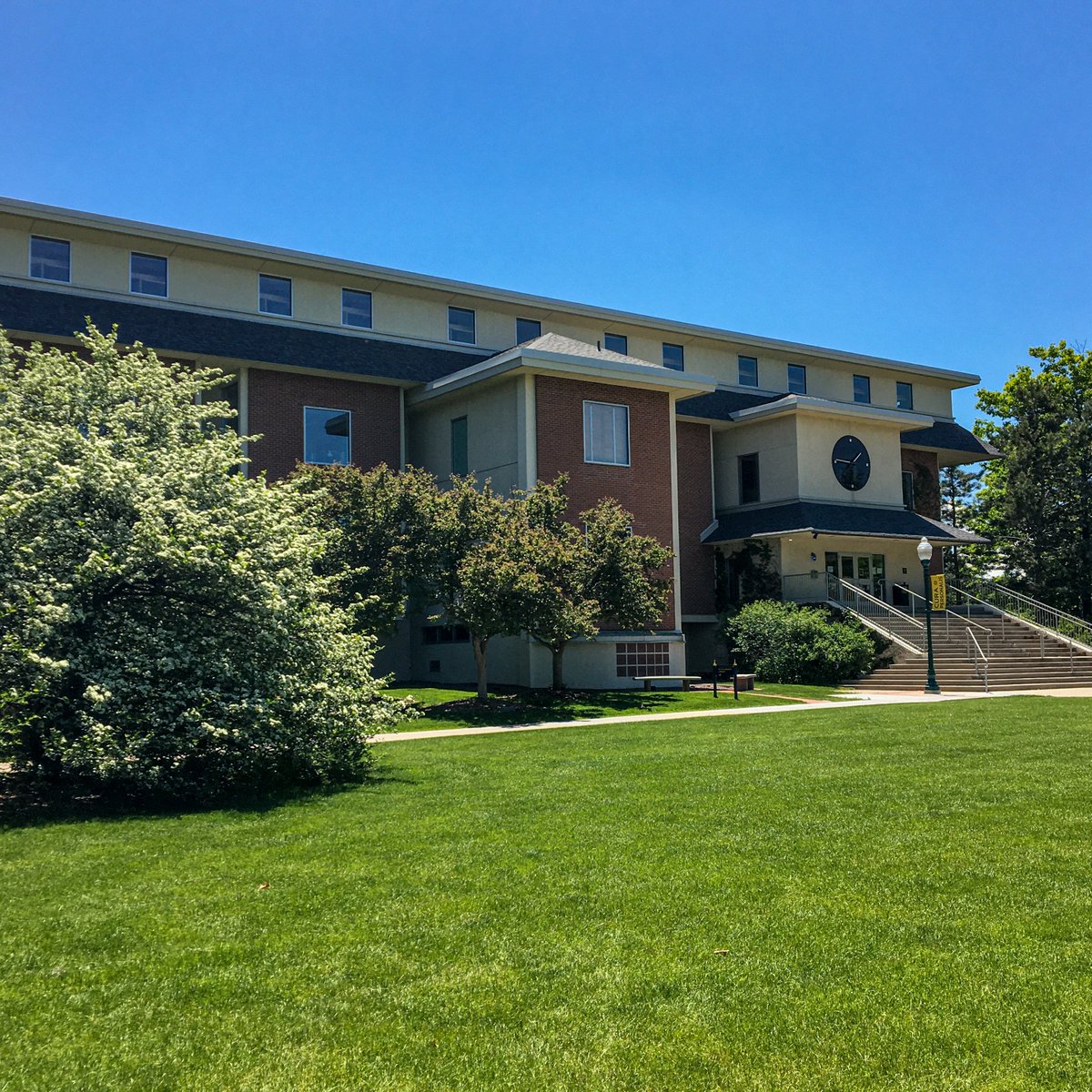 RegisUniversity's tweet photo. Campus is showing off🌲☀️🌸 #ThisIsRegis #collegeincolorado #cowx https://t.co/ACGHyYXQef