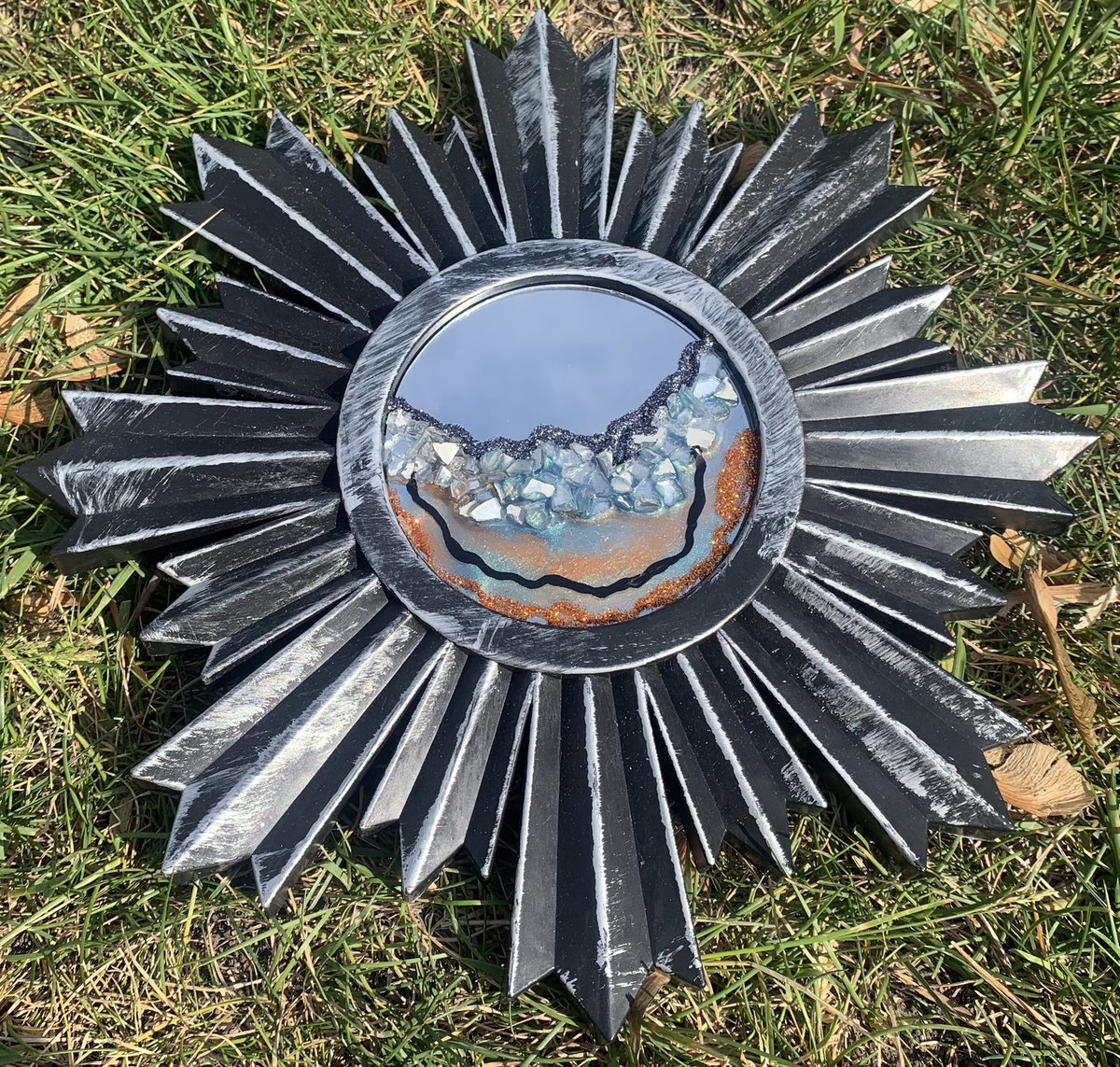 bricreative1418's tweet image. 💙24 Hour Auction💙
You leave me black and blue Mirror
Starting bid $7 + $7  shipping
💙tag who you outbid
🖤no international (unless you pay  shipping)
💙Papal/Venmo/Cashapp accepted
🖤Private accounts dm bid
Rts appreciated 🙏🏼☺️💖