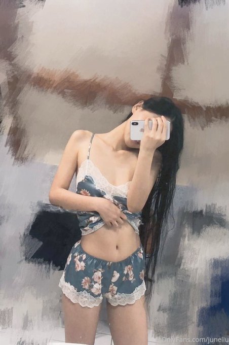 Was snowing in April, freezing cold in May, and now suddenly hot as f***  🥵 https://t.co/plCKAqhd0O