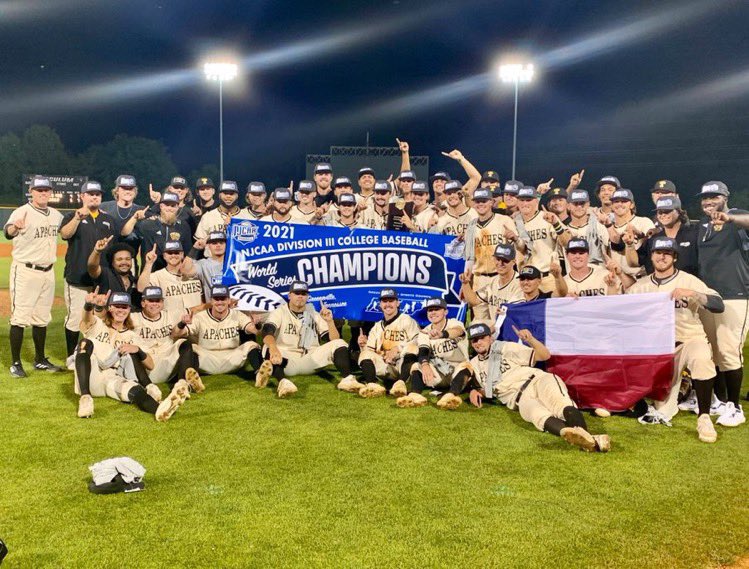 TLinneweber's tweet photo. NATIONAL CHAMPIONS!! Blessed to call all of these guys my brothers! Hard work pays off!  #adtf https://t.co/0AKhWUPF0e
