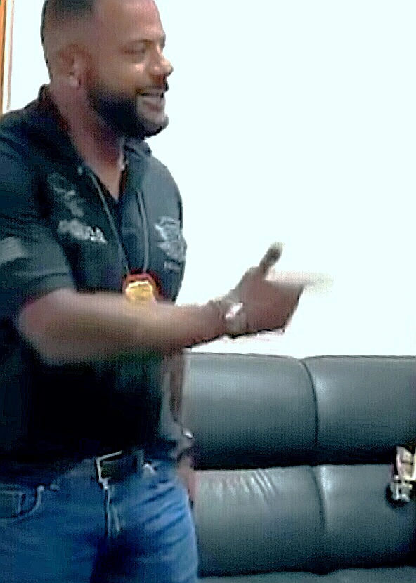 marlene55611107's tweet photo. Ay que hermosos policias! Que me arresten todos ahora mismo! #policemen #policias #cops #uniformados #fardados #machos #bulges #bultos https://t.co/w32pcD8mdl