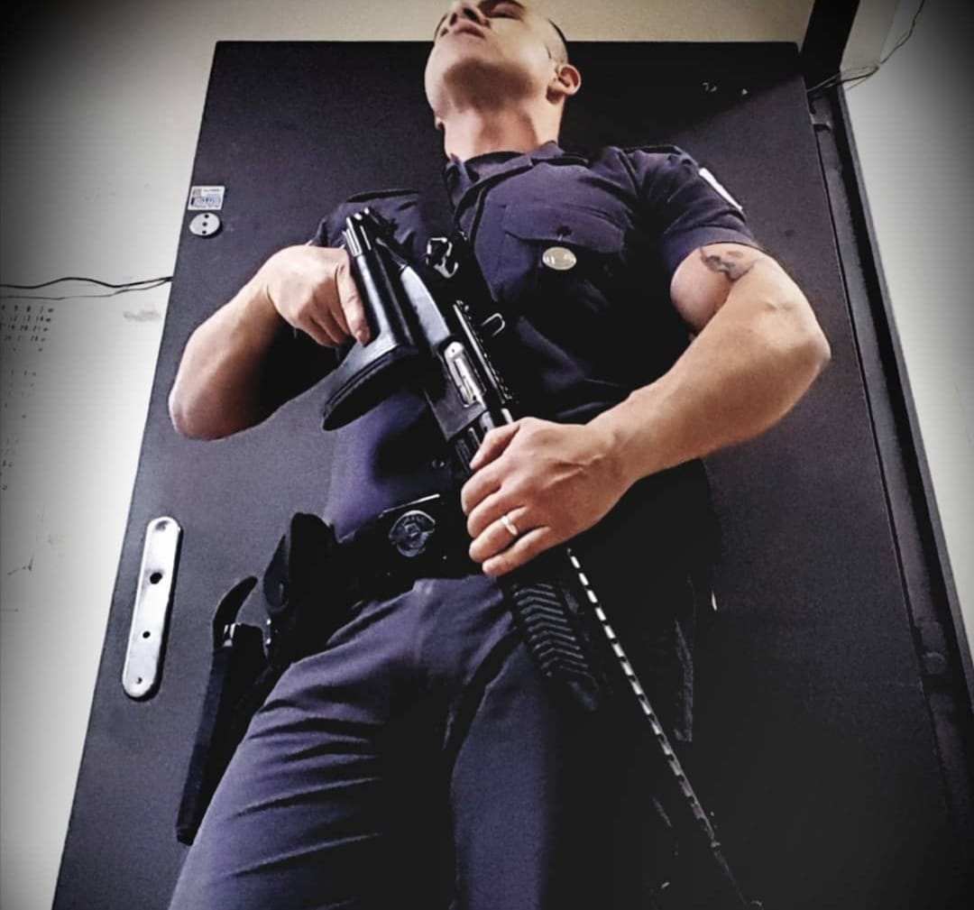 marlene55611107's tweet photo. Ay que hermosos policias! Que me arresten todos ahora mismo! #policemen #policias #cops #uniformados #fardados #machos #bulges #bultos https://t.co/w32pcD8mdl