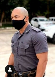 marlene55611107's tweet photo. ay que hermosos policias! los adoro! Arrestenme ya! #policias #policemen #uniformados #fardados #machos #hombres #bulges #paquetes #bultos https://t.co/f5fi1qGOwl