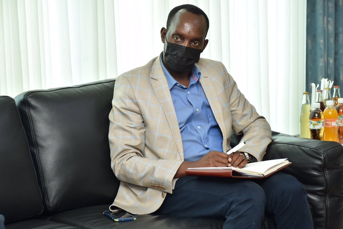 RwandaLocalGov's tweet photo. Ku gicamunsi, Minisitiri @gatjmv n’Umunyamabanga wa Leta Mme @INyirarukundo Ignatienne bakiriye Ubuyobozi bw’Ikigo Ngororamuco @nrs_rwanda; baganiriye kuri gahunda zihari mu gukumira ubuzererezi, n’icyerekezo mu kugorora no gusubiza abagorowe mu miryango. https://t.co/Qp1YC66voK