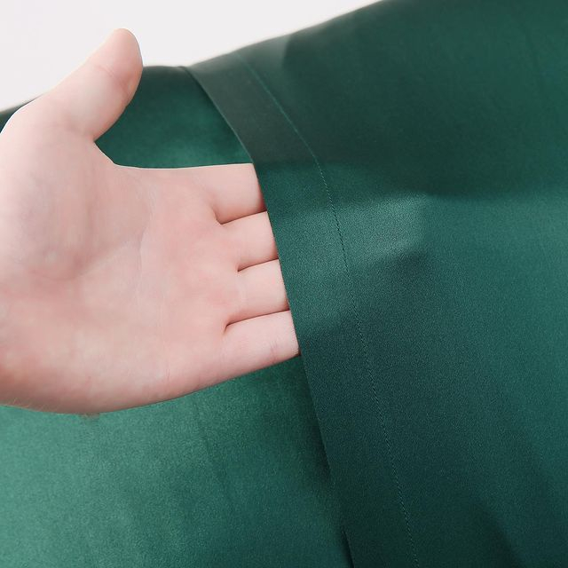 A touch of luxury for your bedroom😴✨

Sleep in style with these luxurious, 100% natural mulberry silk pillowcases. This lush collection is made with non-toxic dyes, 32 momme silk charmeuse, and Grade 6A (highest grade) silk.   
 
The beauty benefits of silk pillowcases: 
☁