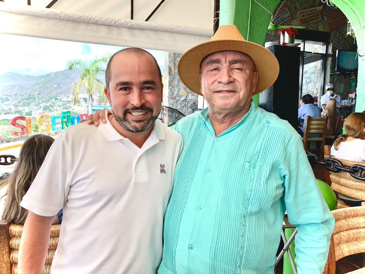 RicardoTajaMX's tweet photo. Me gusta pasar tiempo con mi familia y poder platicar con mi papá, cada día sigo aprendiendo de él.
Te amo y te admiro, gracias por todo. https://t.co/7zNFG58Oth