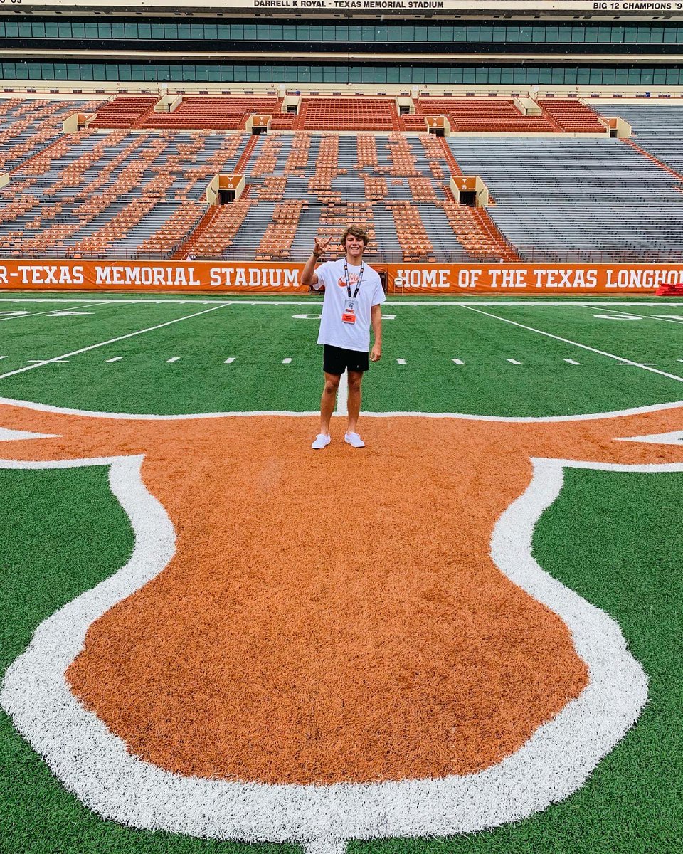 What a great experience at The University of Texas at Austin today! Enjoyed meeting all the coaches &amp; staff and touring the awesome campus. Thank you to Coach Sarkisian, Coach Banks, and Coach Crosby for an awesome visit. Hook ‘Em Horns! 🤘🏈

#HookEm #AllGasNoBrakes #22EFFECT