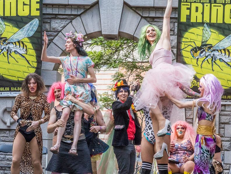 Monmontreal's tweet photo. 🎉 @Fringemtl fête ses 30 ans et lance les célébrations estivales à #MTL grâce à son édition hybride adaptée à la pandémie, avec des spectacles en présentiel + des prestations en ligne sur la plateforme #FringeTV https://t.co/9AFrSH9yr2
📷 @evablue #festival #fringebuzz https://t.co/vKu0vRSGJy