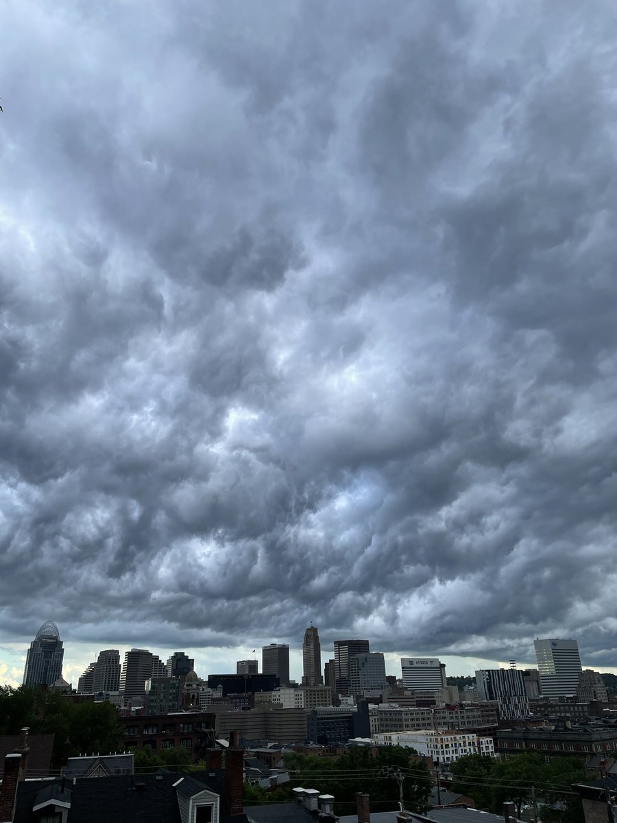 TessMBrown's tweet photo. Nice clouds over the city. #cincywx https://t.co/zMVBpAxerA