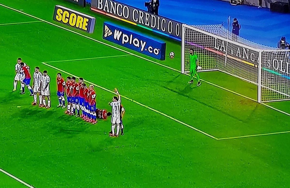 Themistocleste's tweet photo. Charles Aranguiz es el único y verdadero Rey de la Selección de Chile.
#VamosLaRoja #ChilevsArgentina #LaRojaxCHV #EliminatoriasQatar2022 https://t.co/r2h7DVCRxq