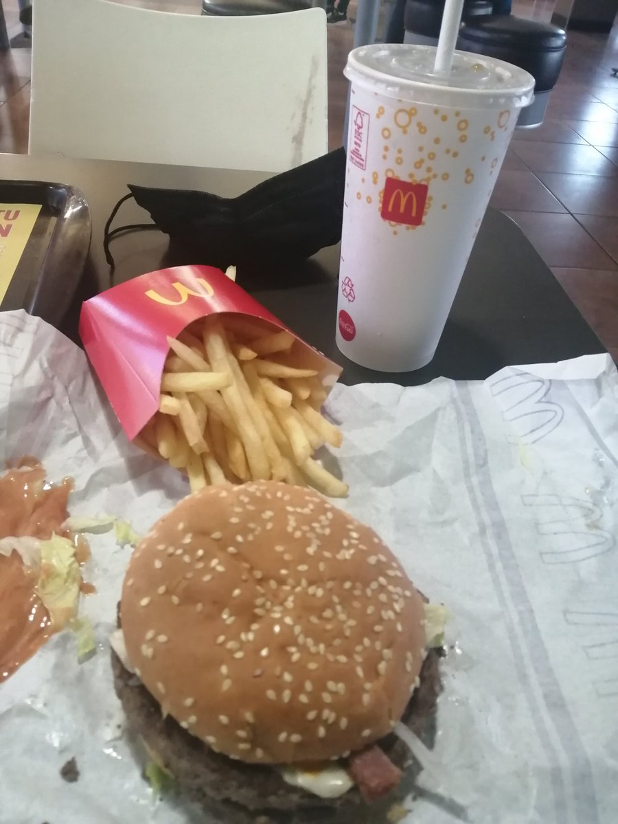 MaxRami57442469's tweet photo. @McDonaldsMexico  encerio la hamburguesa bien chiquita la coca sin hielo porque según se les descompuso la máquina y las papas sin sal 😔😔😔tenía ganas de una hamburguesa de aquí , caras y pura desepcion pfff https://t.co/dIa7vJzyhe