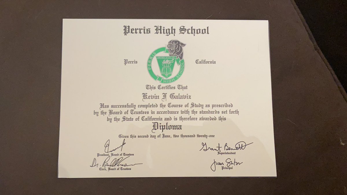 Ahuevo por fin graduado de la preparatoria 🥺🥺😍🇲🇽 toca el colegio , like y rt 🥺