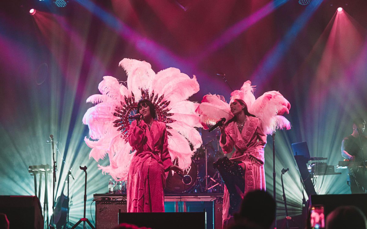 Night 1 of tour was 💞🦜🦢
<a href="/curdinphoto/">Curdin</a>