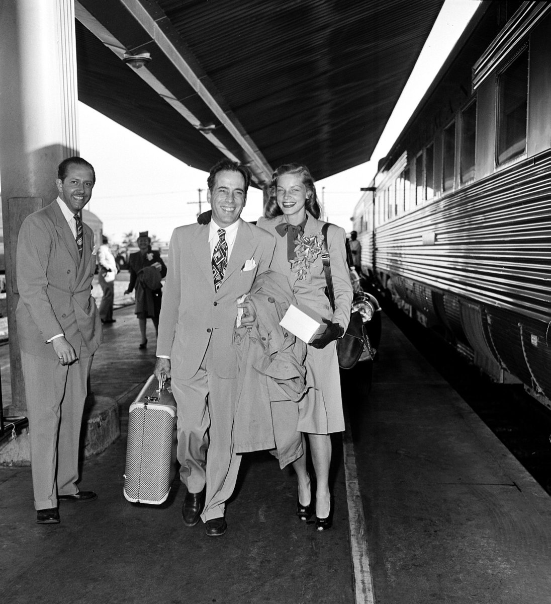 TheOldHollywood's tweet photo. Humphrey Bogart and Lauren photographed before boarding the train in Los Angeles en route to their wedding in Ohio, May 1945 https://t.co/k9pB6aTB3J