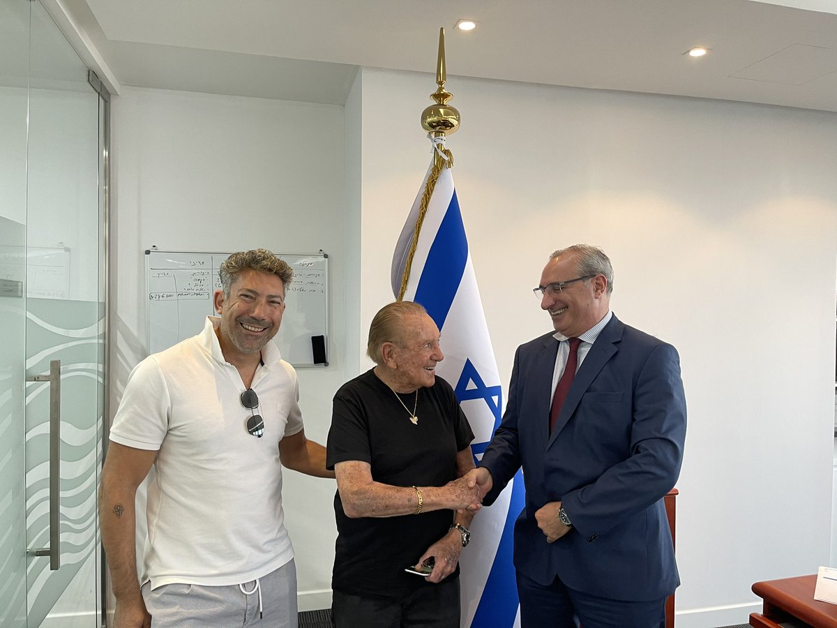 DafnaJackson's tweet photo. @AmbassadorNaeh כבוד גדול עבור מדינת ישראל שמייצג אותנו שגריר ראוי באמירויות. https://t.co/CADY1ESk4i
