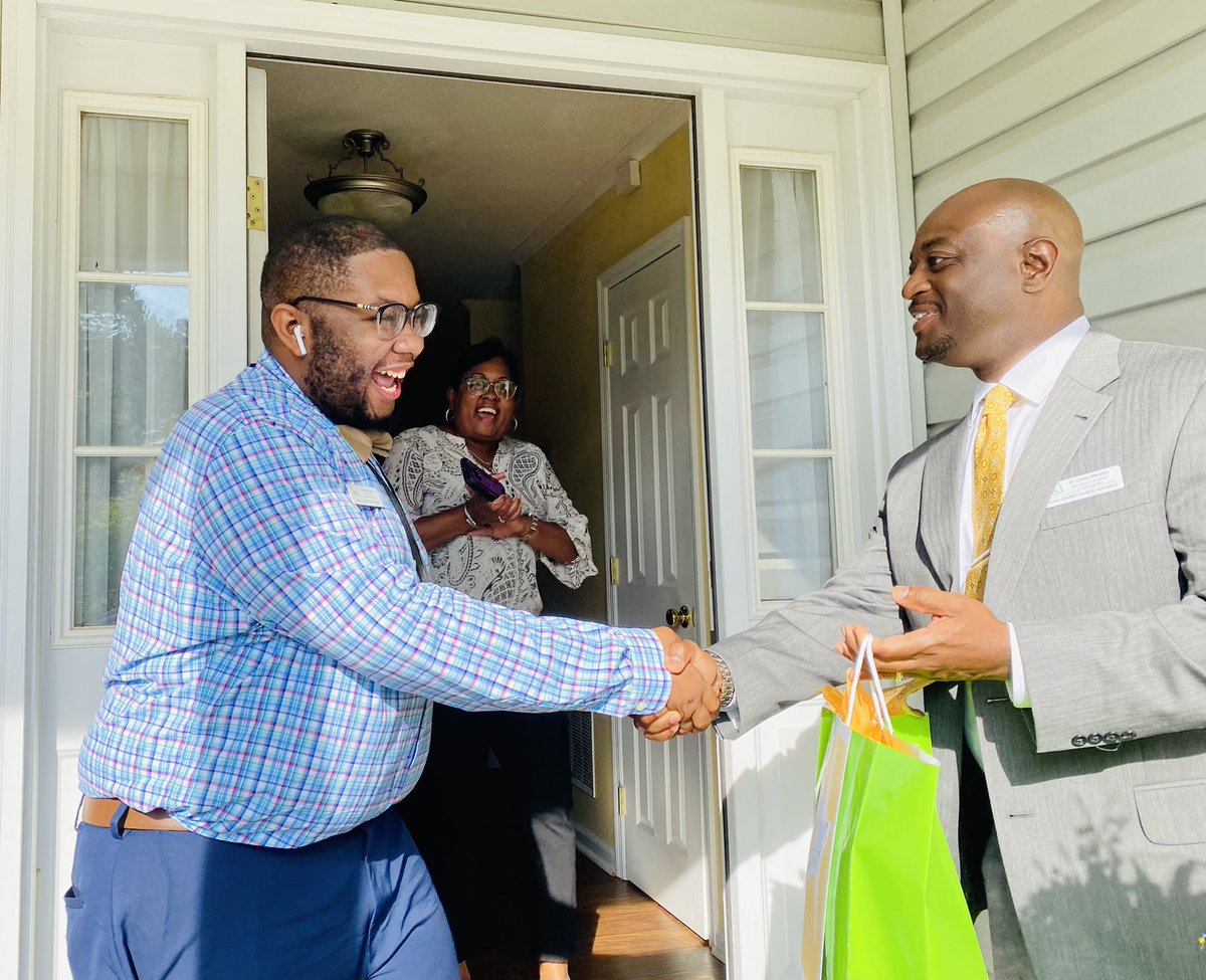 AikenPublicSch's tweet photo. Congratulations to @AikenPublicSch Stars of Public Education GEM winner @RollonRoland!
#Proud2BACPSD
#acpsdStarsofPublicEd https://t.co/oaaMhTAeNB