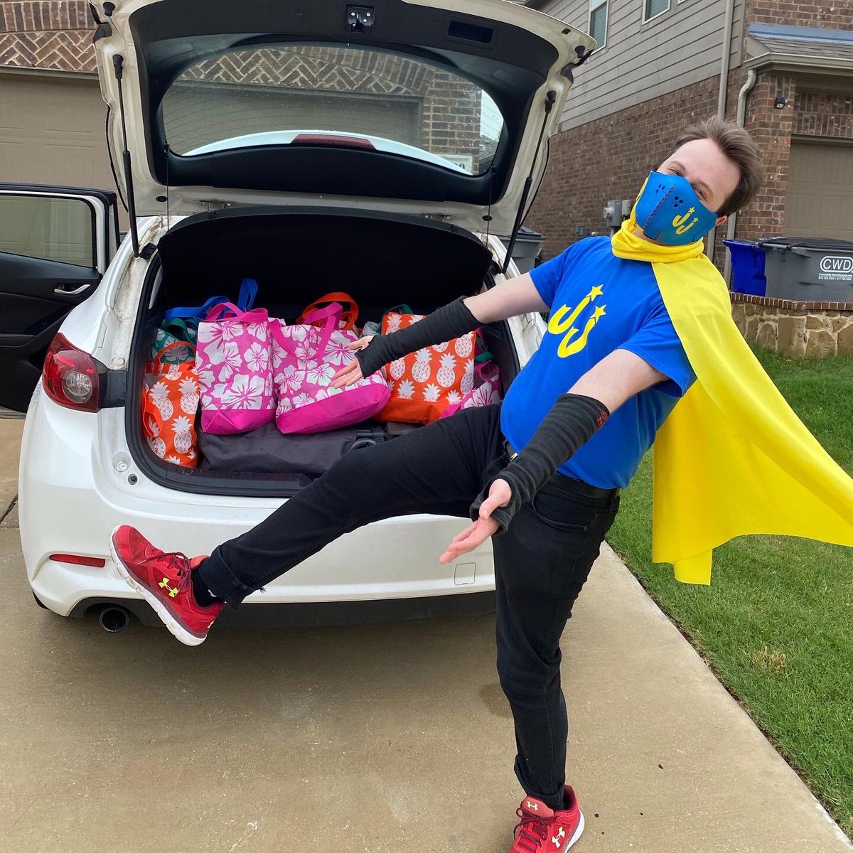 TheCommunityHe1's tweet photo. Our 40th mission of giving out Community Care Packages full of food, reusable water bottles, @RoseCostumes masks, @BOMBAS socks, @McDonalds gift cards, clothes, hygiene products, and more goodies to those in need in the North Texas area!!! https://t.co/gVxhVtFw3x