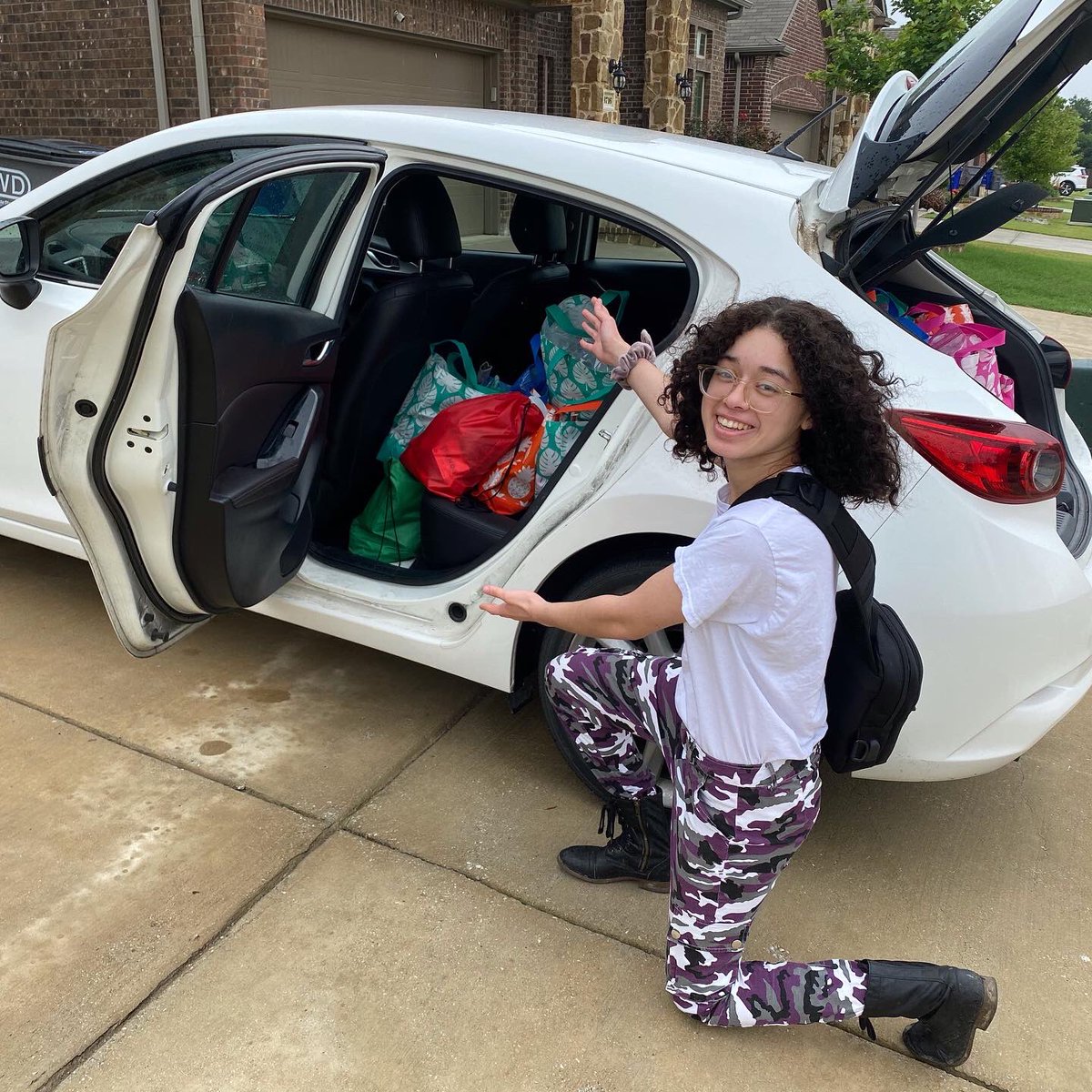 TheCommunityHe1's tweet photo. Our 40th mission of giving out Community Care Packages full of food, reusable water bottles, @RoseCostumes masks, @BOMBAS socks, @McDonalds gift cards, clothes, hygiene products, and more goodies to those in need in the North Texas area!!! https://t.co/gVxhVtFw3x