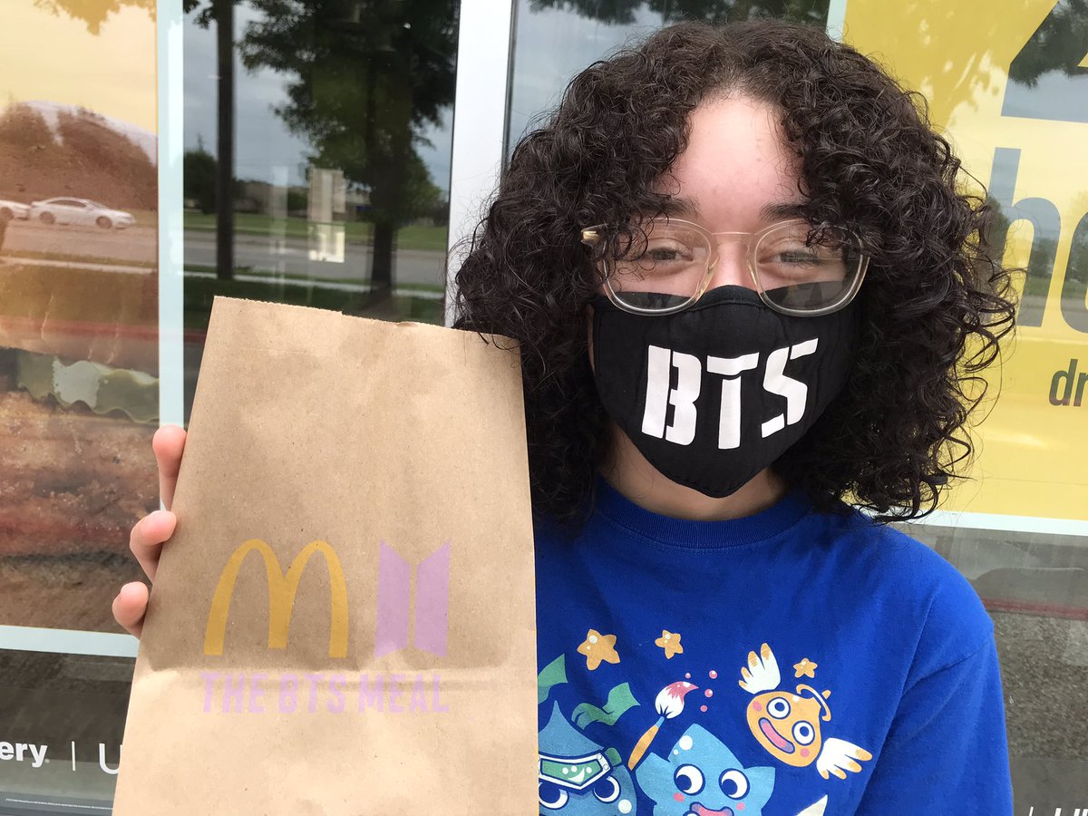 TheCommunityHe1's tweet photo. Our 40th mission of giving out Community Care Packages full of food, reusable water bottles, @RoseCostumes masks, @BOMBAS socks, @McDonalds gift cards, clothes, hygiene products, and more goodies to those in need in the North Texas area!!! https://t.co/gVxhVtFw3x