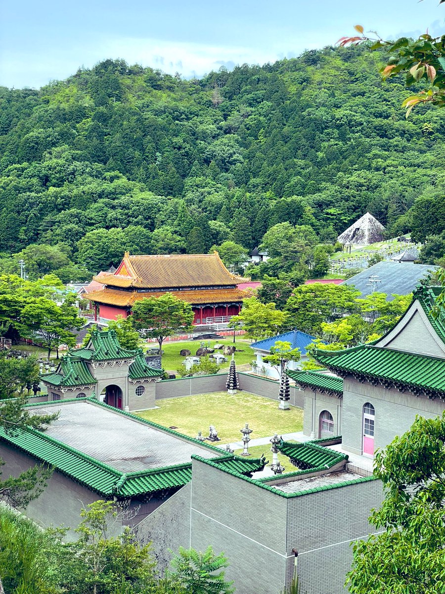 太陽公園 公式 おはようございます 太陽公園石のエリア最奥の万里の長城から 撮影 天安門広場の裏側と 遥か向こうにピラミッドが見えます とっても広いので お気に入りのスニーカーで来てくださ い 水分補給も忘れずに 太陽公園 白鳥城