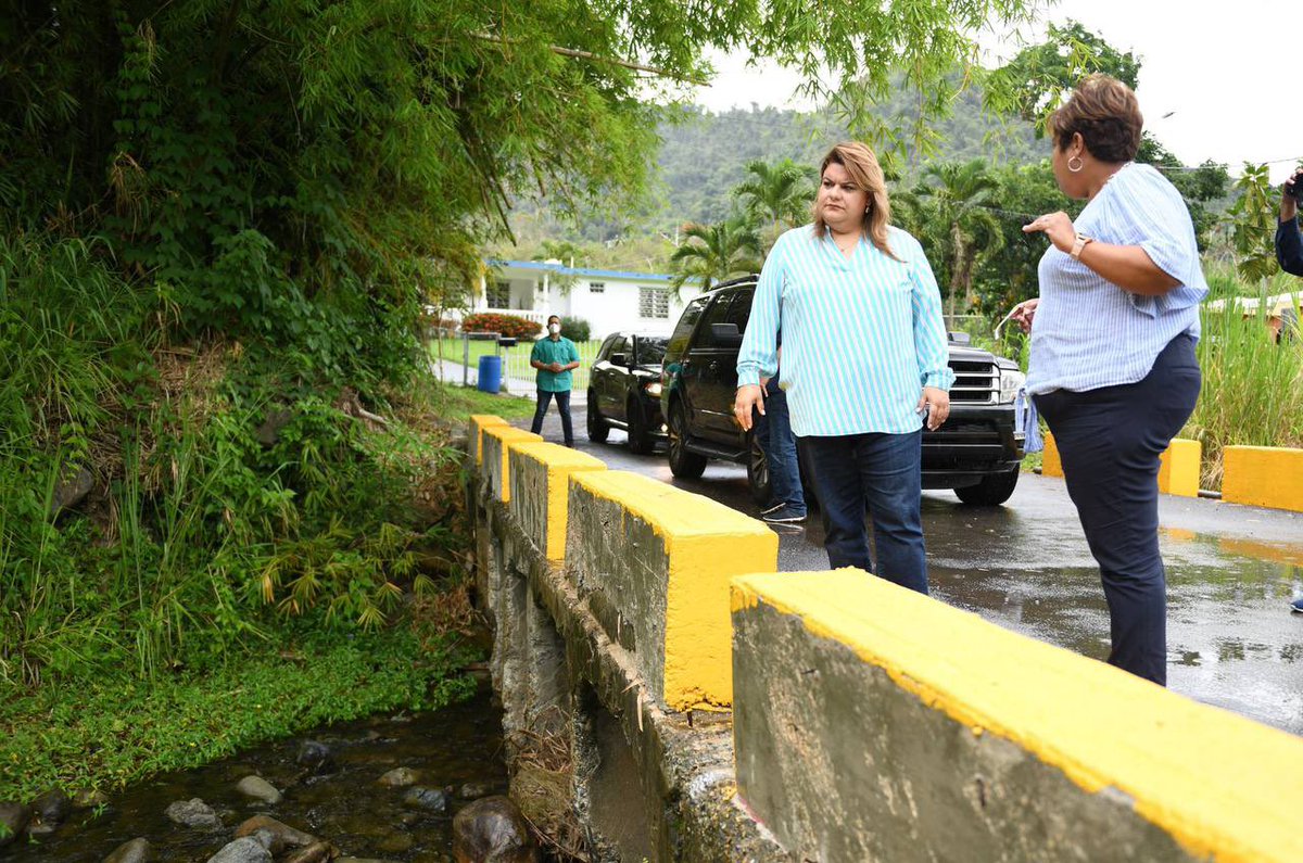 Jenniffer's tweet photo. La alcaldesa @MSanchezNeris nos planteó su preocupación con el vado de la comunidad Marín, cada vez que se inunda deja incomunicado a más de 300 residentes. Por eso convoqué a DTOP quien tiene la titularidad, @fema y @Cor3pr para buscar una solución. https://t.co/ozodMGE0ui
