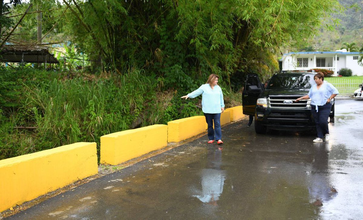 Jenniffer's tweet photo. La alcaldesa @MSanchezNeris nos planteó su preocupación con el vado de la comunidad Marín, cada vez que se inunda deja incomunicado a más de 300 residentes. Por eso convoqué a DTOP quien tiene la titularidad, @fema y @Cor3pr para buscar una solución. https://t.co/ozodMGE0ui