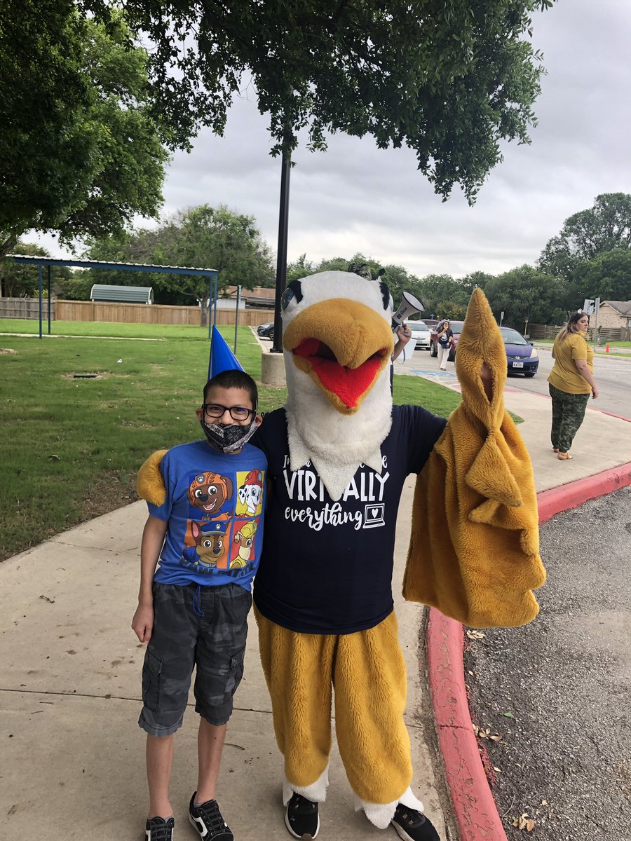 NISDHowsman's tweet photo. Our 5th grade promotion parade was a huge success! We loved cheering for all of our Eagles! π£ππ¦
π #HowsmanStrong https://t.co/aCpjSTr7Ya