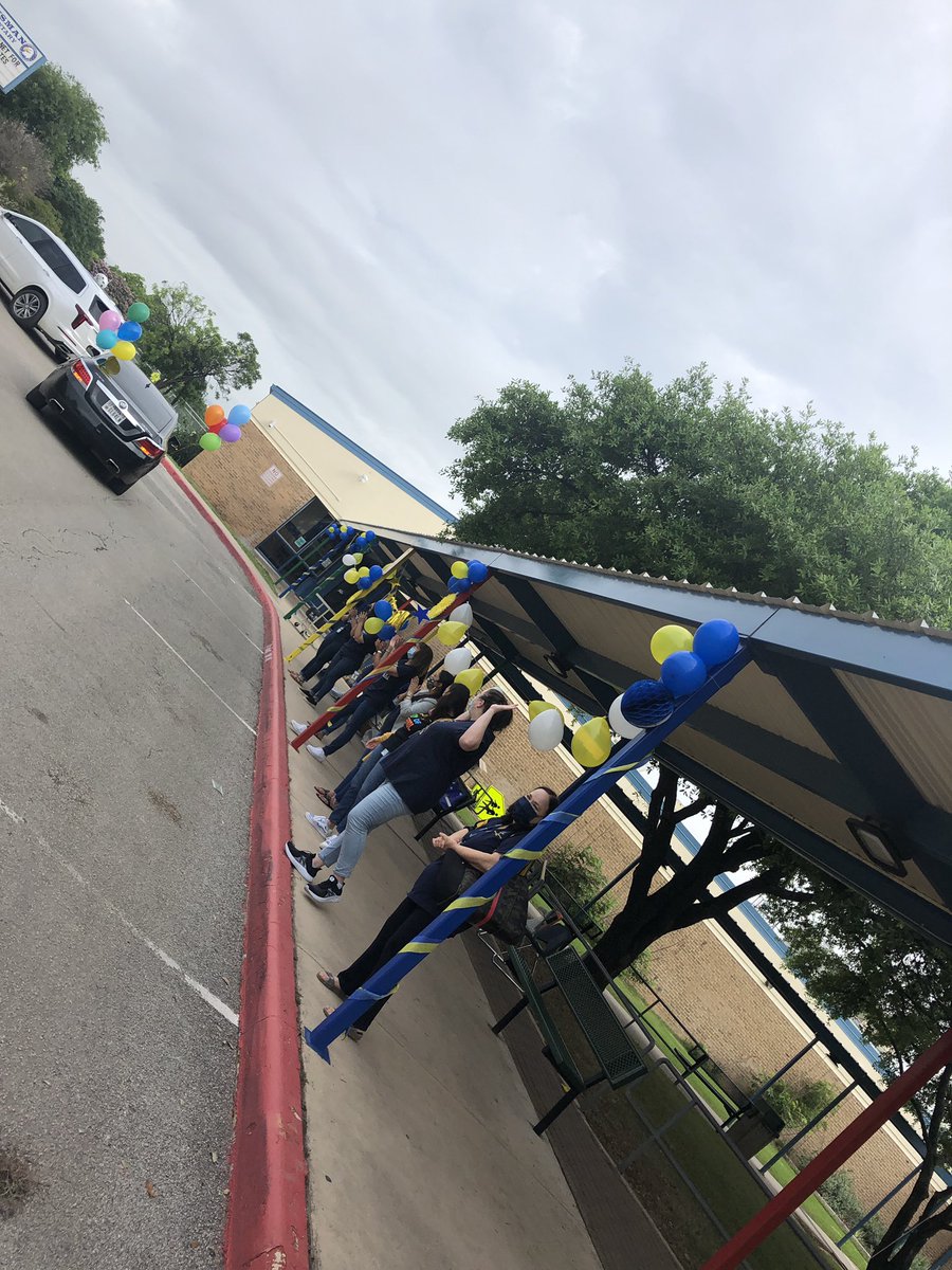 NISDHowsman's tweet photo. Our 5th grade promotion parade was a huge success! We loved cheering for all of our Eagles! π£ππ¦
π #HowsmanStrong https://t.co/aCpjSTr7Ya