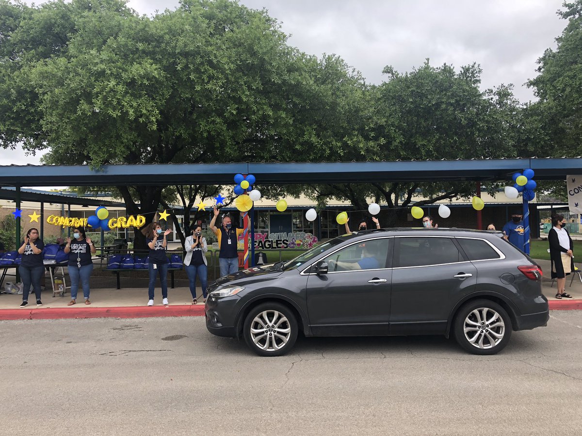 NISDHowsman's tweet photo. Our 5th grade promotion parade was a huge success! We loved cheering for all of our Eagles! π£ππ¦
π #HowsmanStrong https://t.co/aCpjSTr7Ya