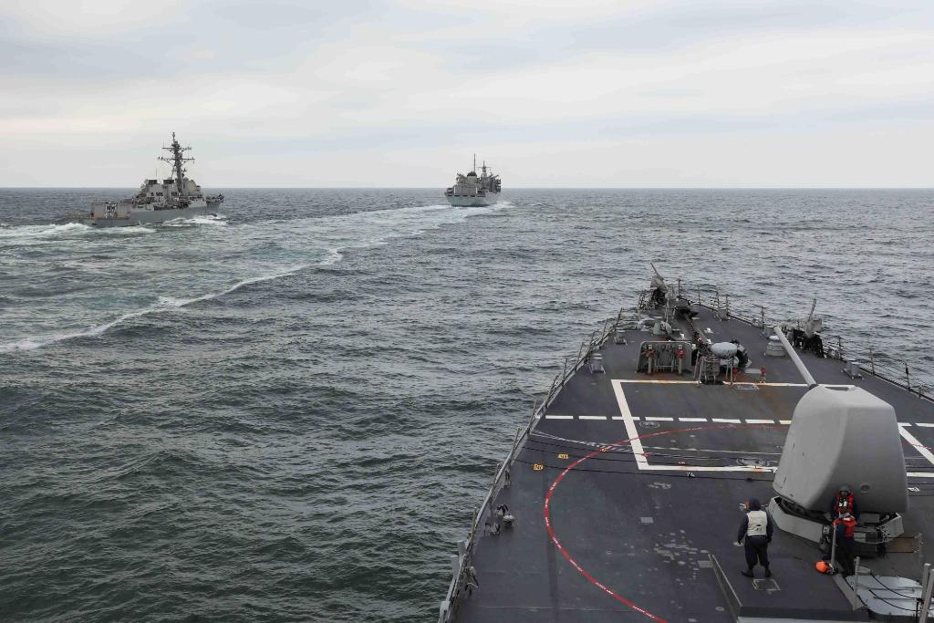 USNavy's tweet image. @USNavy photos of the day: #USSRoss SM-2 #FormidableShield and #UNREP with #USSRoosevelt and #USNSSupply @MSCSealift, #EODMU5 train @Gipper_76 #USSRonaldReagan @INDOPACOM and #USSOklahoma Sailor @dodpaa interred #punchbowl #powmia. ⬇️ info &amp;amp; download ⬇️: navy.mil/Resources/Phot…
