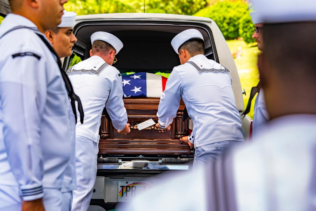 USNavy's tweet image. @USNavy photos of the day: #USSRoss SM-2 #FormidableShield and #UNREP with #USSRoosevelt and #USNSSupply @MSCSealift, #EODMU5 train @Gipper_76 #USSRonaldReagan @INDOPACOM and #USSOklahoma Sailor @dodpaa interred #punchbowl #powmia. ⬇️ info &amp;amp; download ⬇️: navy.mil/Resources/Phot…