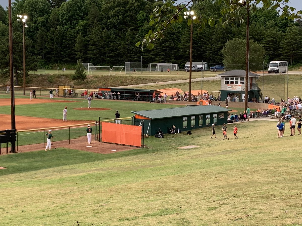 EHmustangs's tweet photo. Great night to be out at the Corral! Go Varsity Baseball! #lcsstrong2thecore https://t.co/92YXrmnWvv