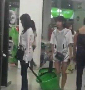 myoiballerina's tweet image. no hay nadie más chileno q las twice en el tottus y Momo con un pollo asado