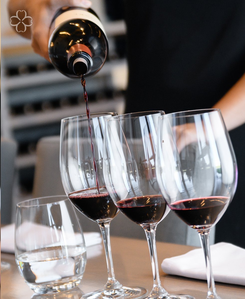 3 de junio |  Día del #Sommelier

Celebramos, en su día, a aquellos profesionales que comparten y transmiten nuestra pasión por el #vino. Es gracias a su vasto conocimiento y trabajo dedicado, que nuestros vinos logran convertirse en grandes experiencias. Por ustedes, ¡Salud!