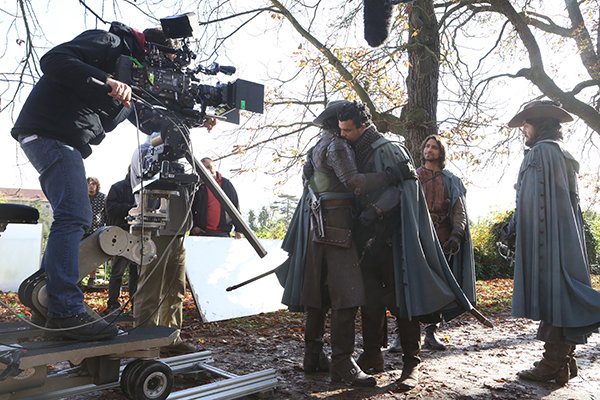 JuttaFreudig's tweet image. #MusketeersEurope The famous scene #TheMusketeers #OneForAllAndAllForOne ⚜️ in S2ep10 and #BehindTheScenes ❤️ #Athos #TomBurke #DArtagnan #LukePasqualino #lucapasqualino #Aramis #SantiagoCabrera #Porthos #HowardCharles #MissingTheMusketeers