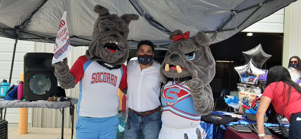ROrtega_CI's tweet photo. I was extremely super surprised by my dept. today! Best drive thru retirement party ever!!!! Thank you all very much from the bottom of my heart. One Team one Goal! #TeamSISD https://t.co/Ejz5XVgGl9