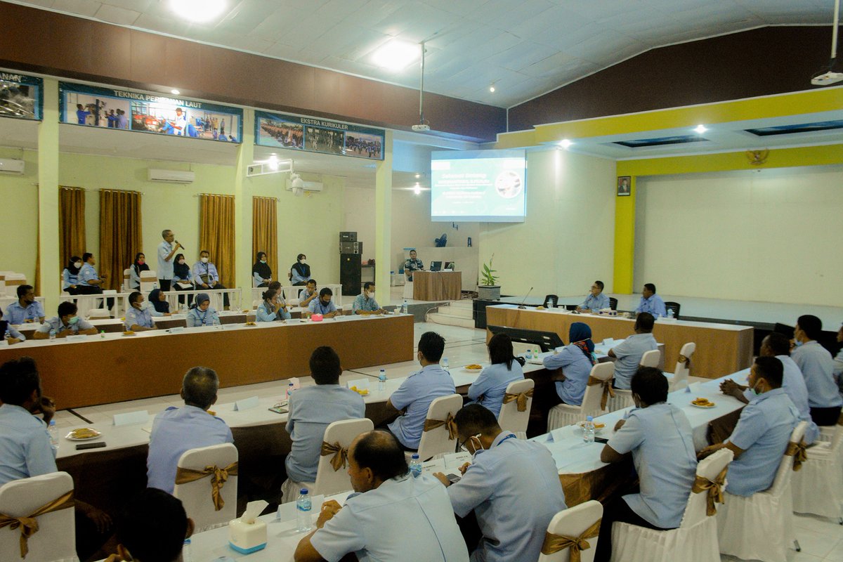 SUPM_WAIHERU's tweet photo. Terima kasih Bpk. Kusdiantoro, https://t.co/aCsCDs8Pq9 (Sekretaris BRSDM KP) yang telah berkesempatan hadir &amp; rapat bersama dengan Seluruh Pegawai di SUPM Waiheru/Poltek KP Maluku. pesan Motivasi : "Jadilah PNS yg Luar biasa"  @jais0306 @kusdiantoro77 @sjariefwidjaja https://t.co/NpQsoPxsZB