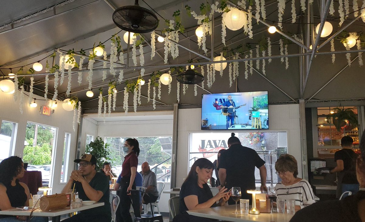 lov3lyluna_'s tweet image. Bro I wanna be out here playing guitar but I still suck.... anyways here&apos;s my view rn #javanation