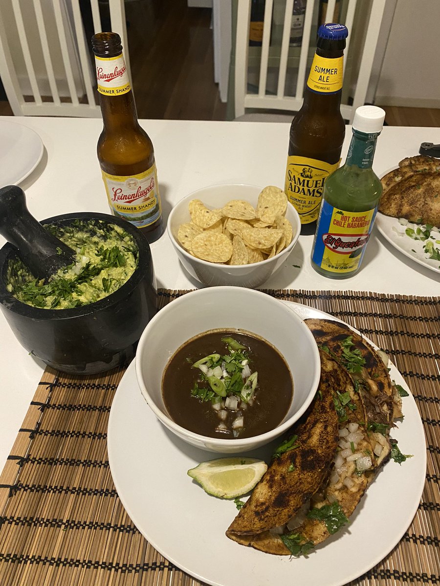 9Jukebox9's tweet photo. I KNOW y’all ain’t never seen Jamaican oxtail style birria tacos! Spread the word please! I’m trying to get my name out there and all it takes is 1 retweet! Twitter do your thing! https://t.co/frwl04isbl