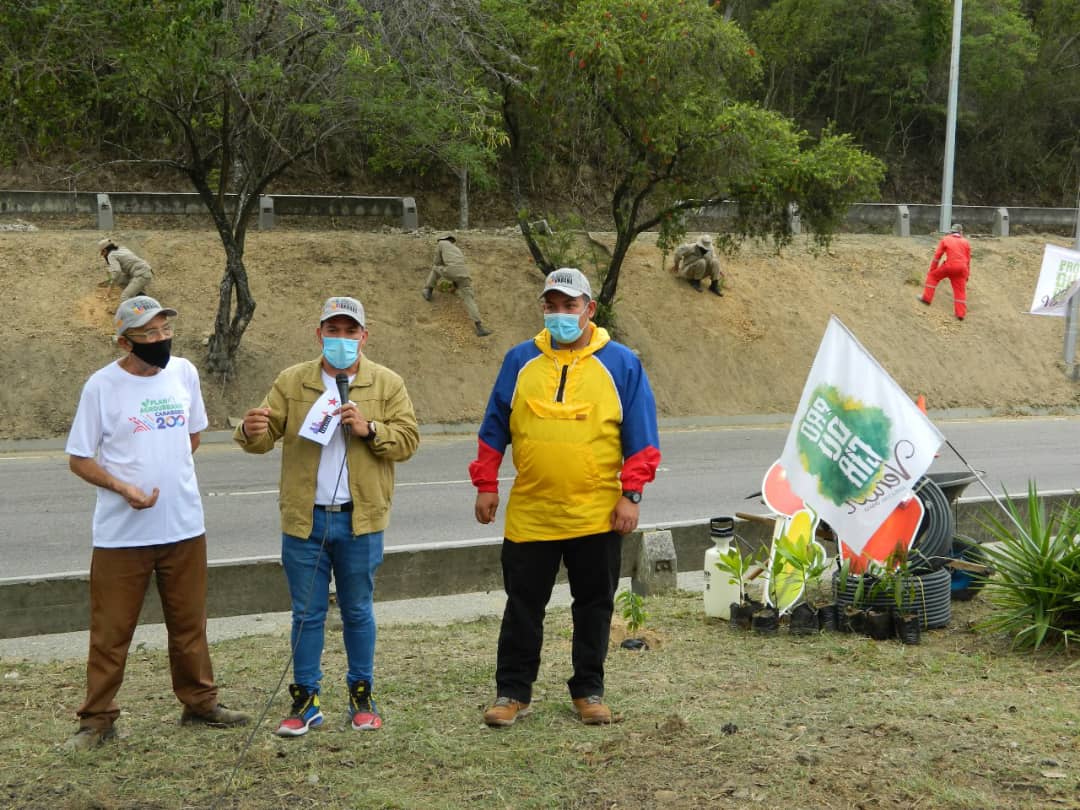 Viceagrourbana's tweet photo. #Reporte|Plan de Murallas Vegetales Jornada de Siembra de Rubros de Guerra, desplegada en Distrito Capital, el día de hoy #3Junio.  Producción de vegetales en avenidas de Caracas, motivando el cultivo urbano, en contra de los bloqueos hacía Venezuela. #InveciblesHoy https://t.co/tQiL8Dj4PB