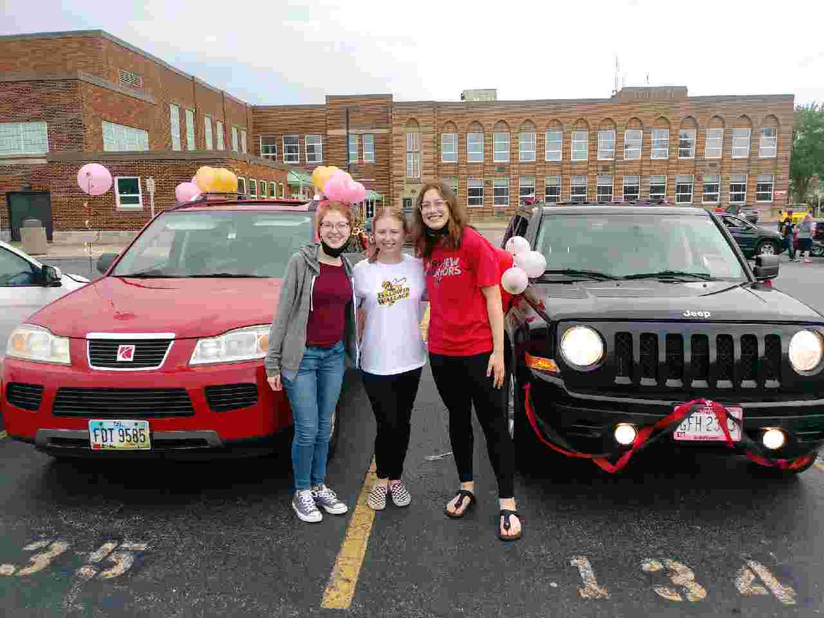 anakazanowski7's tweet photo. senior parade 2021!! @FPSchools @FHSClassof_2021 https://t.co/Visexcn7M1