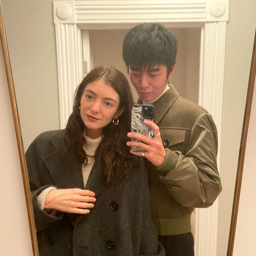 Lorde_fix's tweet photo. NEW PIC! Lorde and friend Albert Cho. Just posted by him on instagram, captioned "pretty and hot in winter" https://t.co/Z6WquTGq1V