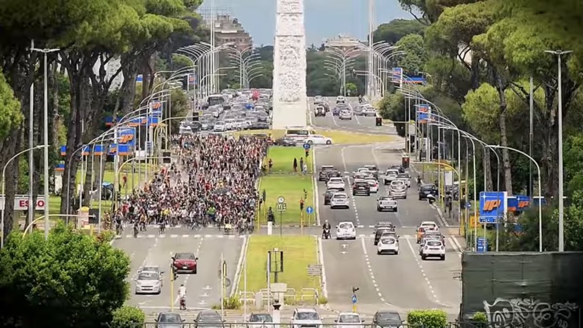 Can you count The number of people on bikes? Well done #criticalmass Rome 2021 showing how you can use #spaceforhealth #worldbicycleday youtu.be/U2G8tKaBNjA
