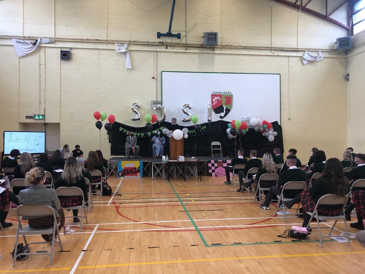 coldehide's tweet photo. Comhghairdeas ó chroí le gach duine agaibh i #Rang2020 i #CDH 💚❤️ Ní dhéanfaimid dearmad go deo ar na gáirí, na cuimhní ceannúla agus na héachtanna atá bainte amach ag Rang Éanna agus Rang Cholmcille le 6 bliana anuas ✨ (1) https://t.co/tk2IrYSUmW