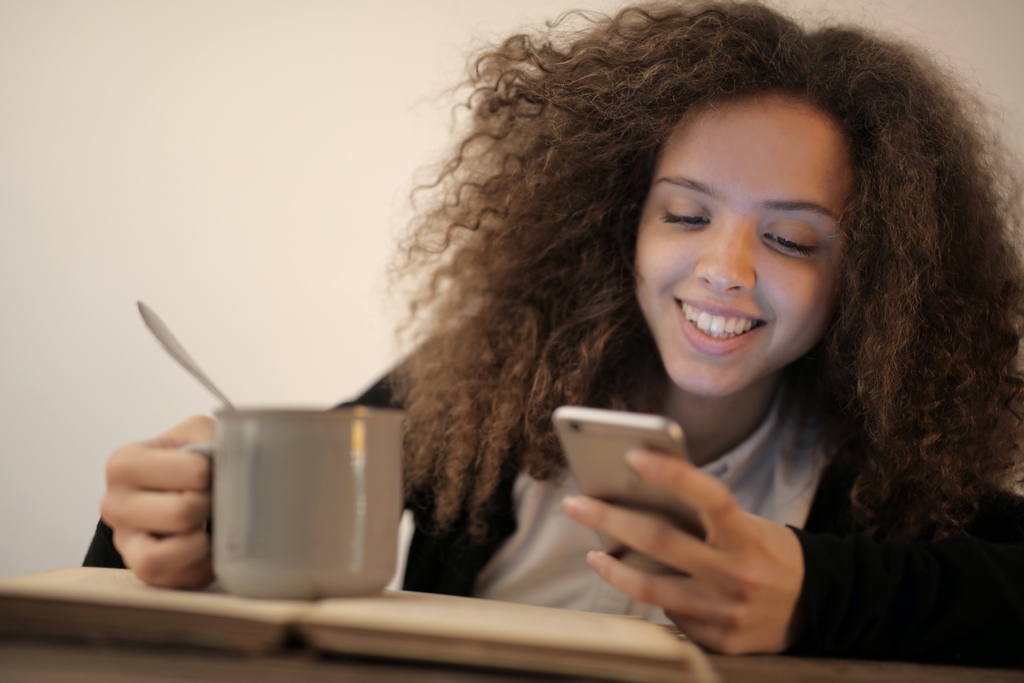 iPubHealth's tweet photo. Exciting new health apps and text messaging programs are coming out every day. Read about 4 ways smartphones are contributing to teen health here:  

https://t.co/JJA7qv4h5V https://t.co/kQ2BVKpbzW